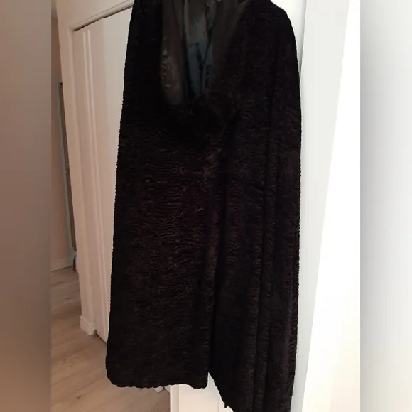 Cape - Picture 1 of 11